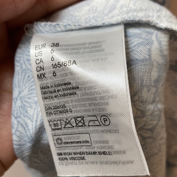 *SOLD* New H&M flowy shirt dress, gorgeous blue and white print - Picture 6 of 6